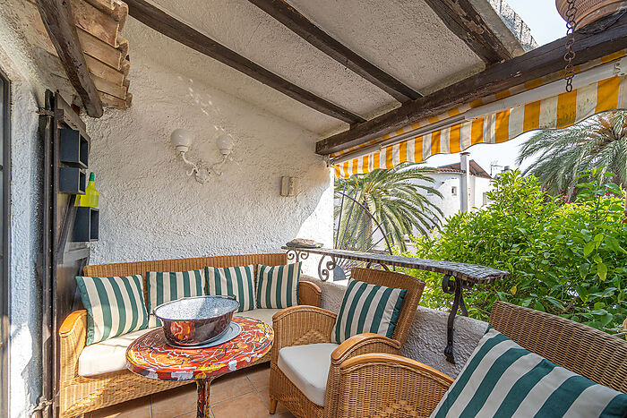 En el centro de Empuriabrava, se se vende esta bonita casa con bonito solarium