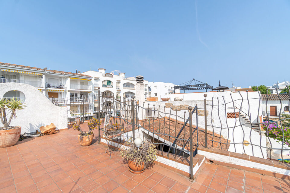 In the center of Empuriabrava, this beautiful house with a nice solarium is for sale