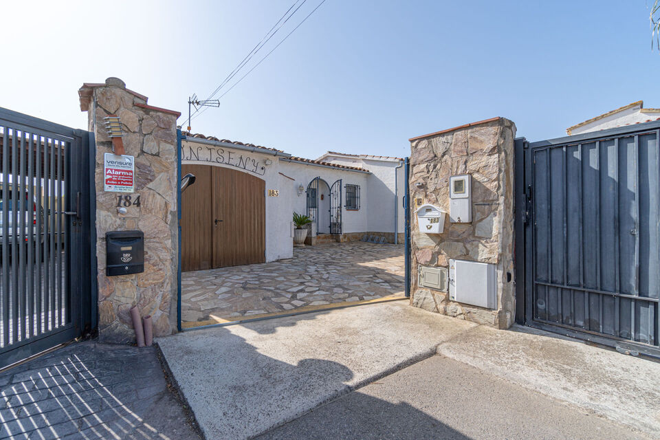 Casa en venta en Empuriabrava con 4 dormitorios y piscina