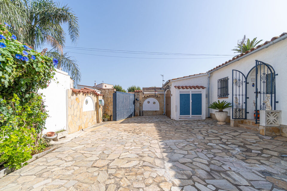 Casa en venta en Empuriabrava con 4 dormitorios y piscina