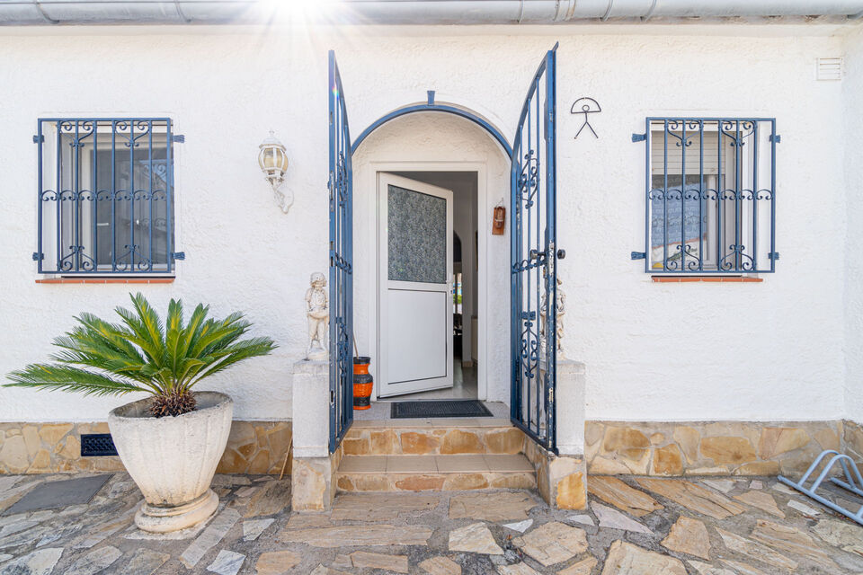 Casa en venta en Empuriabrava con 4 dormitorios y piscina