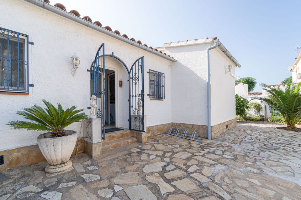 Casa en venta en Empuriabrava con 4 dormitorios y piscina