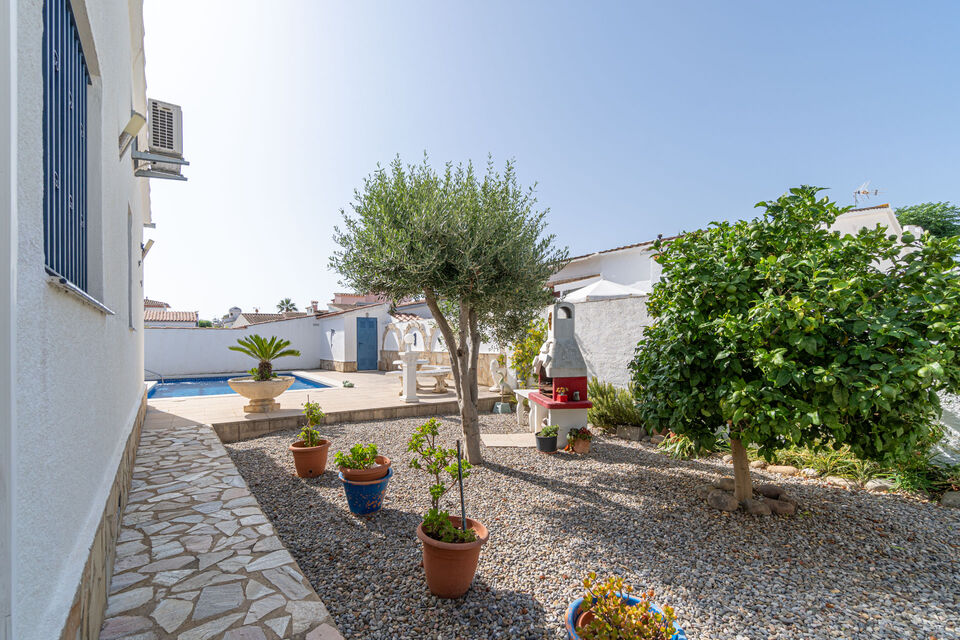 Casa en venta en Empuriabrava con 4 dormitorios y piscina