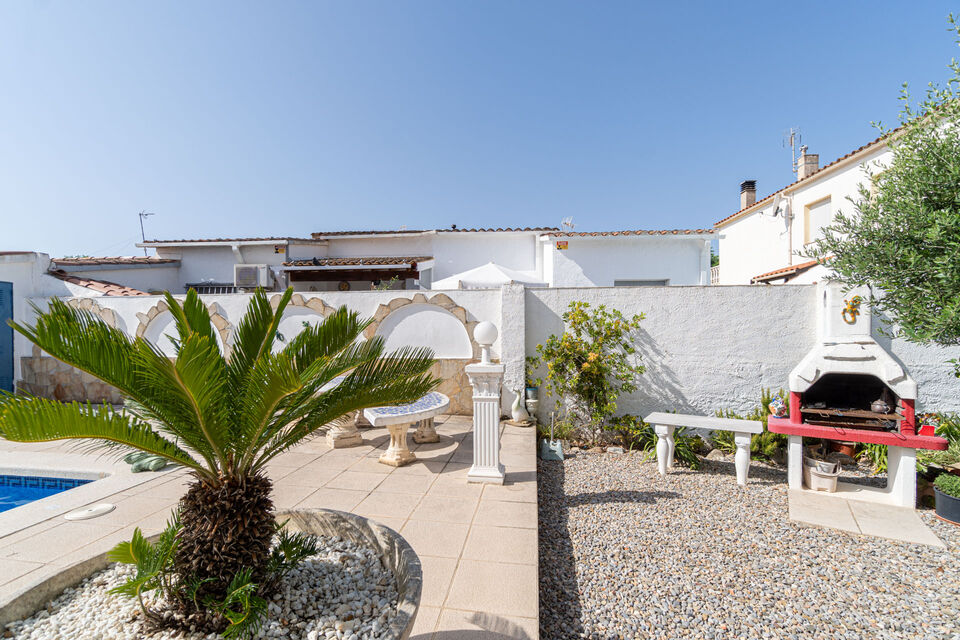 Casa en venta en Empuriabrava con 4 dormitorios y piscina