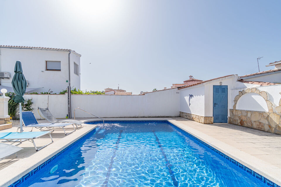 Casa en venta en Empuriabrava con 4 dormitorios y piscina