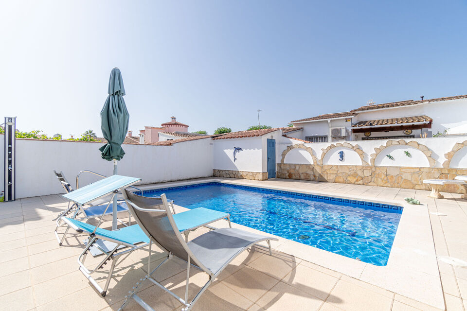 Casa en venta en Empuriabrava con 4 dormitorios y piscina