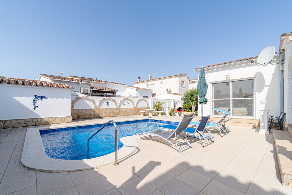 Casa en venta en Empuriabrava con 4 dormitorios y piscina