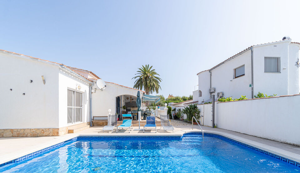 Casa en venta en Empuriabrava con 4 dormitorios y piscina