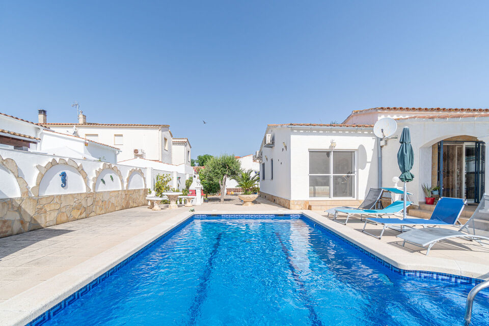 Casa en venta en Empuriabrava con 4 dormitorios y piscina