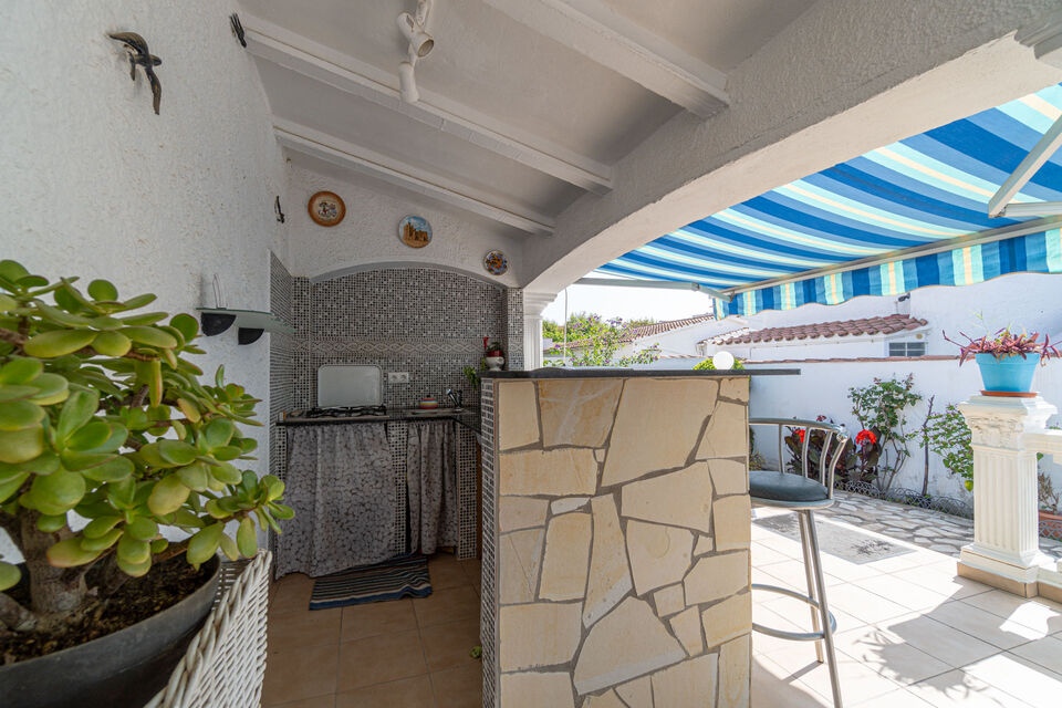 Casa en venta en Empuriabrava con 4 dormitorios y piscina