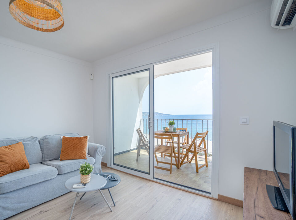Apartment on the 1st line with magnificent sea views in Empuriabrava