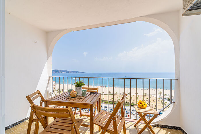 Apartment on the 1st line with magnificent sea views in Empuriabrava