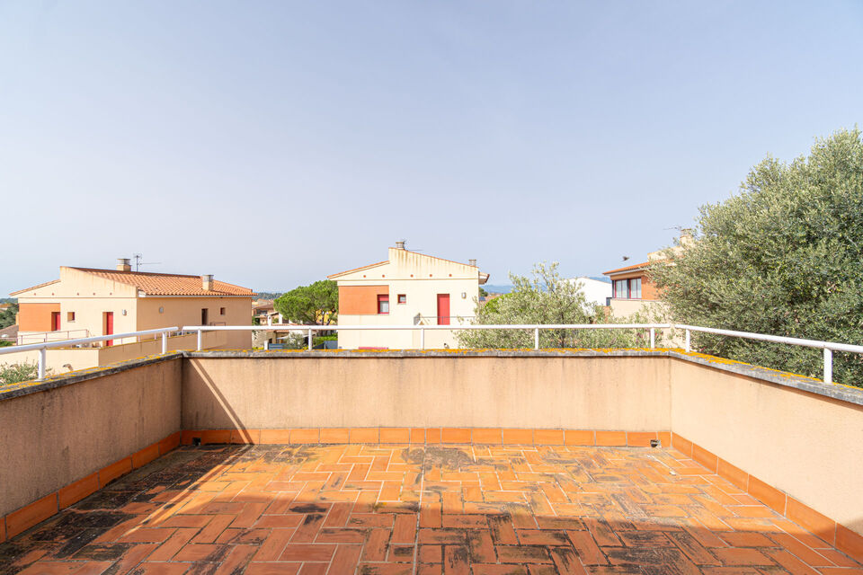 Beautiful detached house with pool for sale in Garriguella
