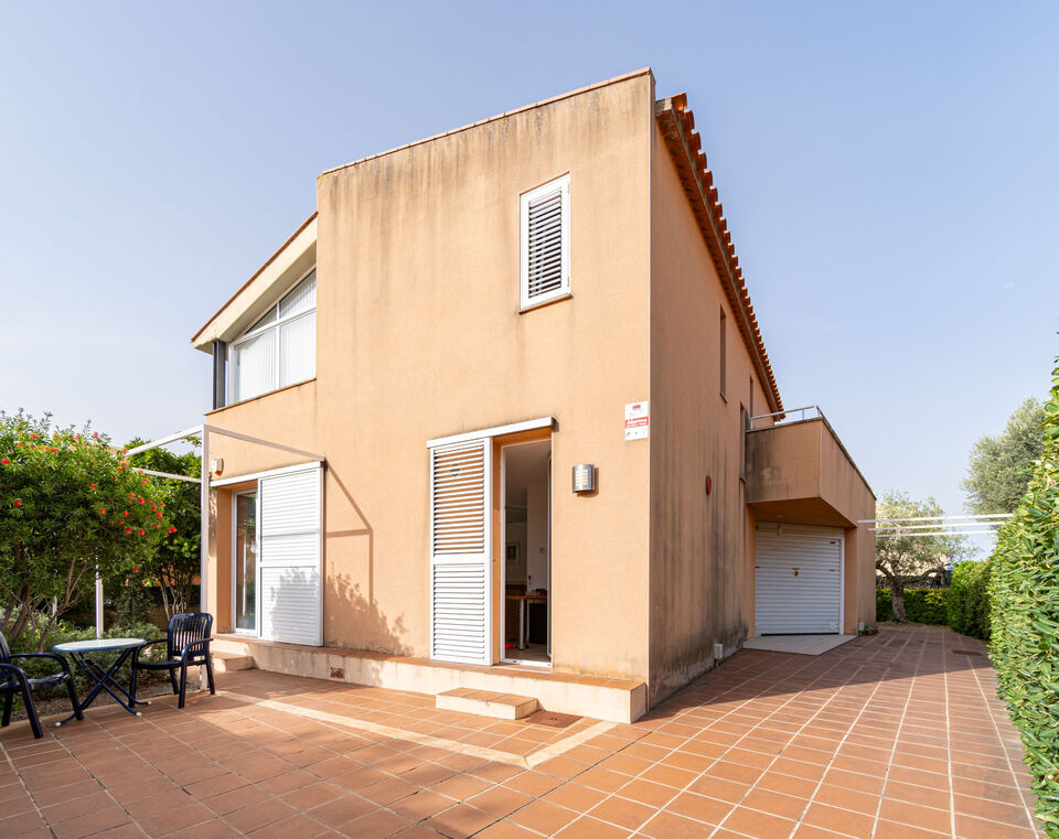 Beautiful detached house with pool for sale in Garriguella