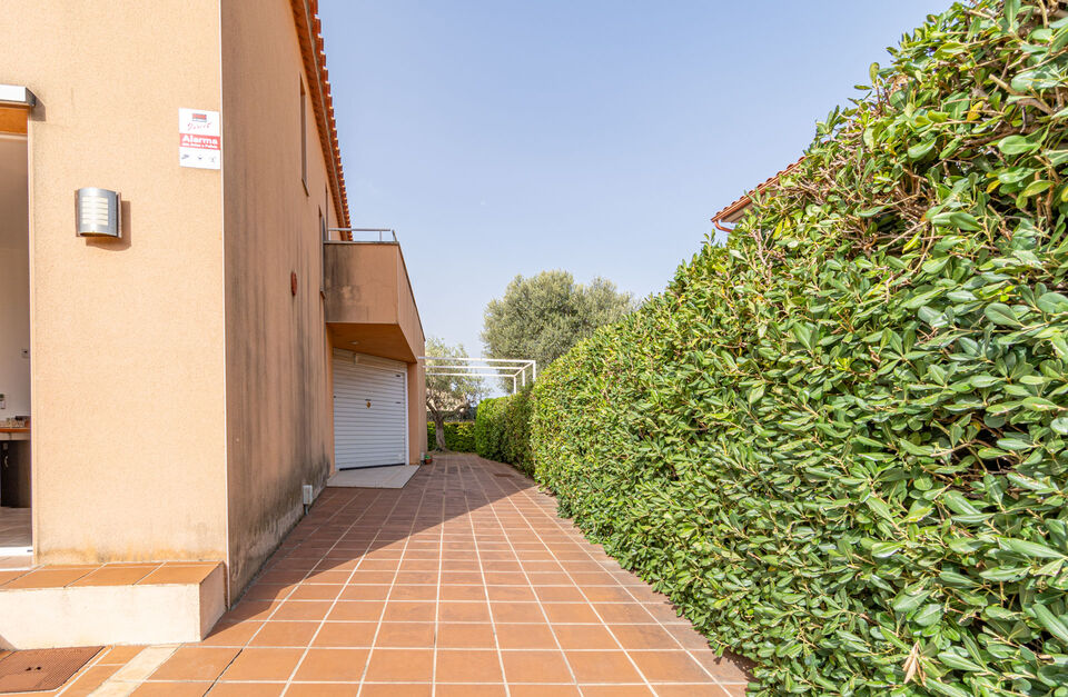 Beautiful detached house with pool for sale in Garriguella