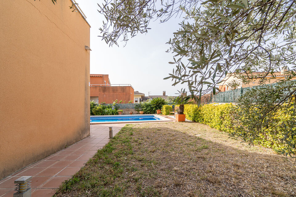 Beautiful detached house with pool for sale in Garriguella