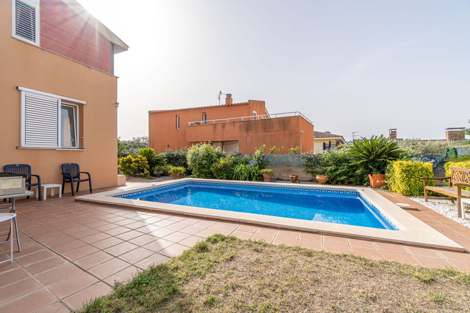 Beautiful detached house with pool for sale in Garriguella