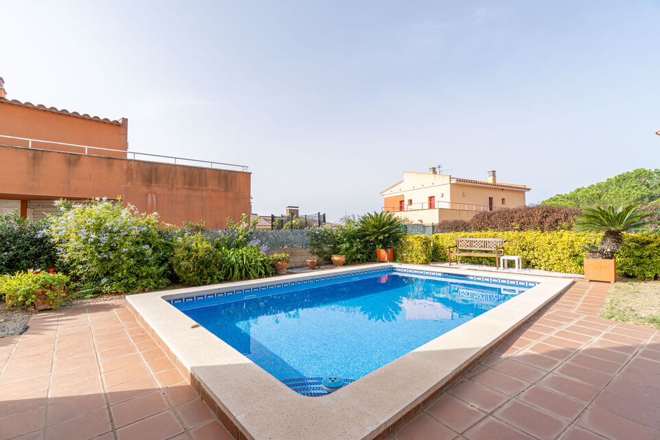 Beautiful detached house with pool for sale in Garriguella