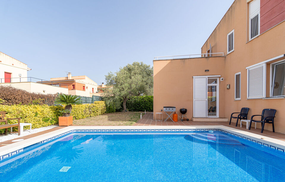 Beautiful detached house with pool for sale in Garriguella