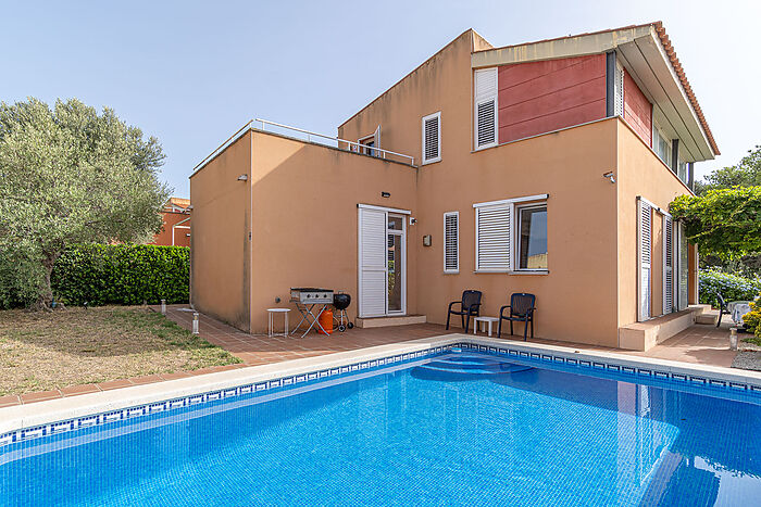 Beautiful detached house with pool for sale in Garriguella