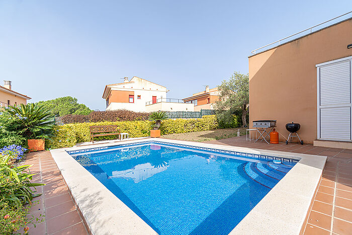 Beautiful detached house with pool for sale in Garriguella