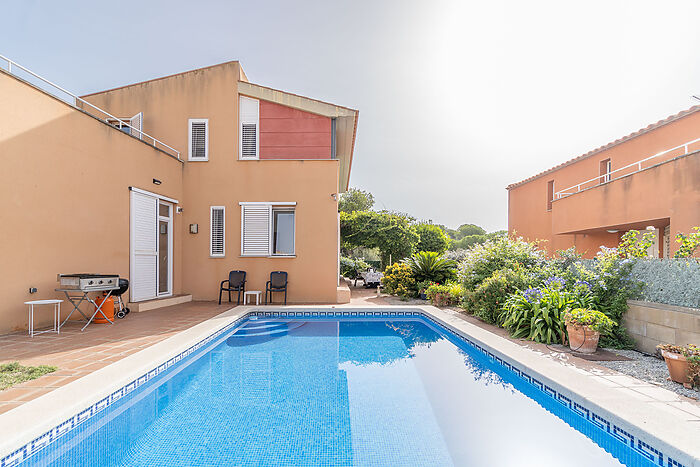 Beautiful detached house with pool for sale in Garriguella