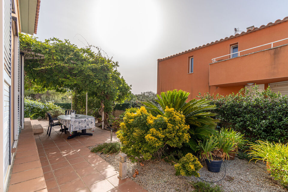 Beautiful detached house with pool for sale in Garriguella