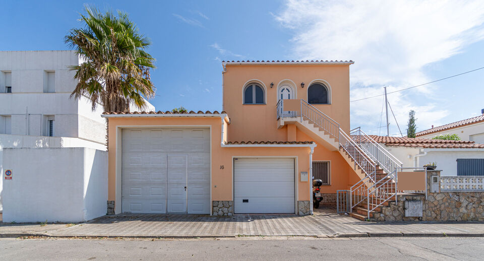 House with mooring 10x6 meters and two independent apartments in Santa Margarita