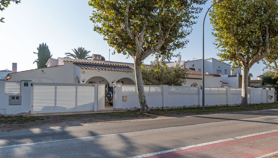 A vendre magnifique maison sur un large canal à Empuriabrava