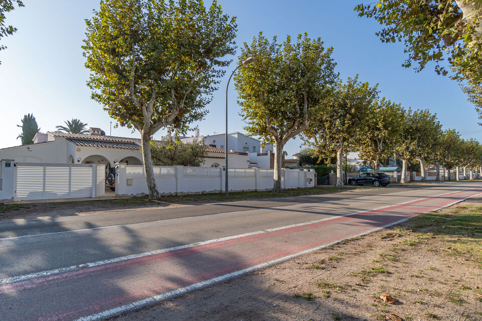 A vendre magnifique maison sur un large canal à Empuriabrava