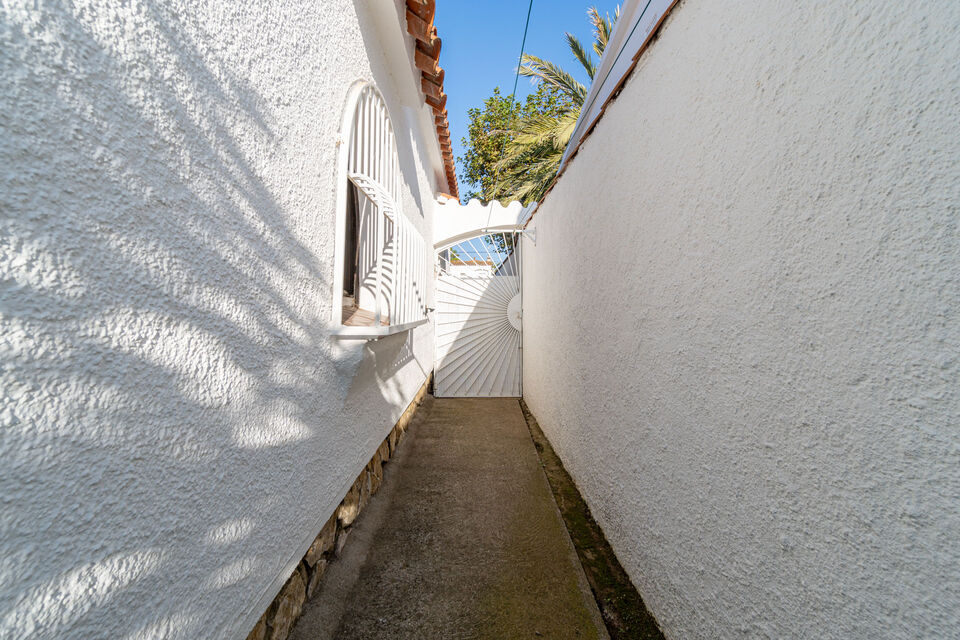 A vendre magnifique maison sur un large canal à Empuriabrava