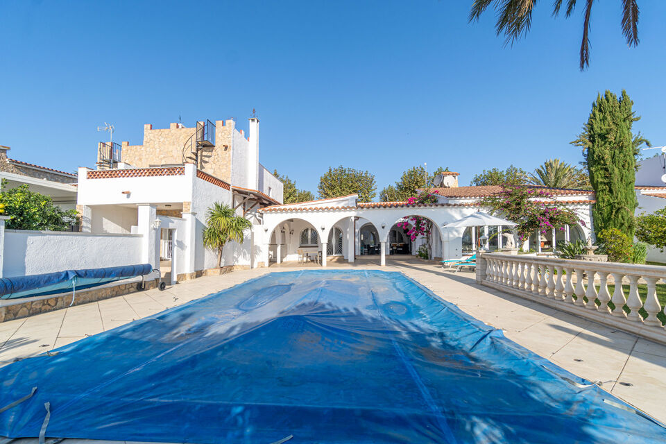 For sale magnificent house on a wide canal in Empuriabrava