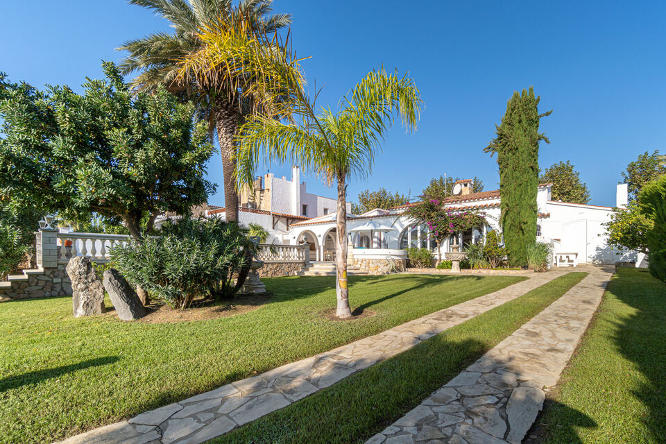 For sale magnificent house on a wide canal in Empuriabrava