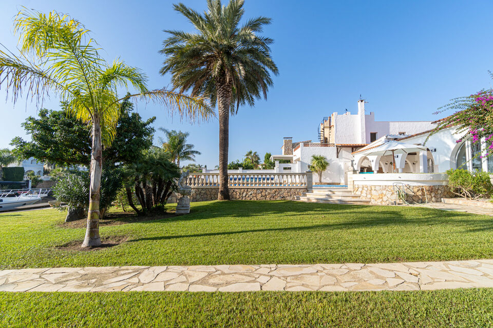 For sale magnificent house on a wide canal in Empuriabrava