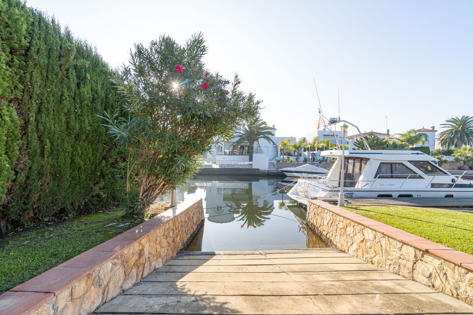 For sale magnificent house on a wide canal in Empuriabrava