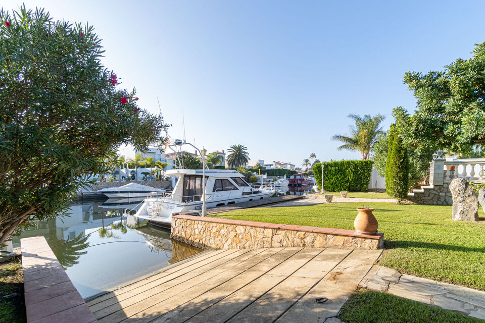 Zu verkaufen prächtiges Haus an einem breiten Kanal in Empuriabrava