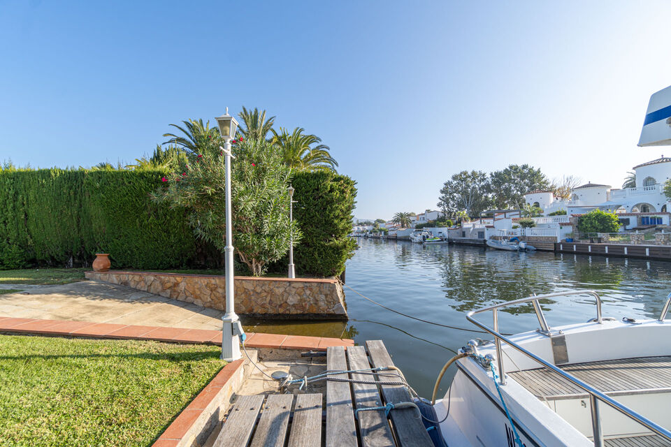 For sale magnificent house on a wide canal in Empuriabrava