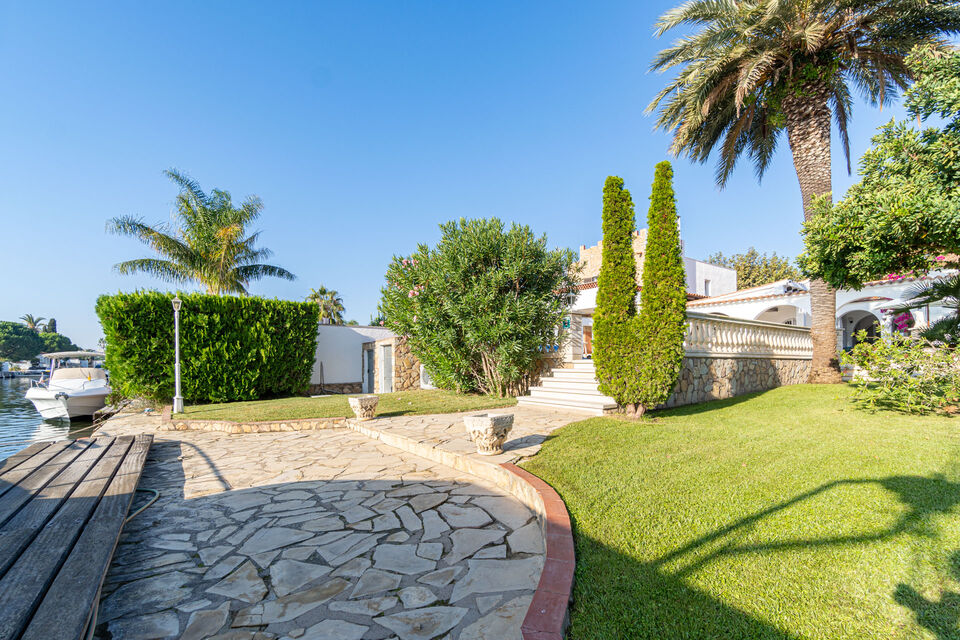 For sale magnificent house on a wide canal in Empuriabrava