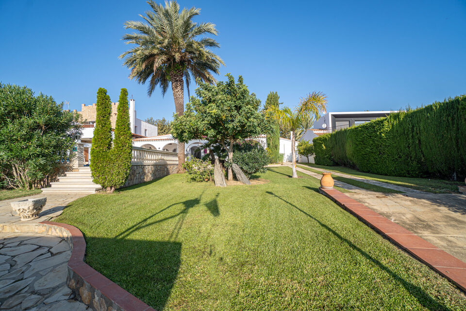 For sale magnificent house on a wide canal in Empuriabrava