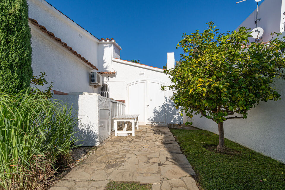 For sale magnificent house on a wide canal in Empuriabrava