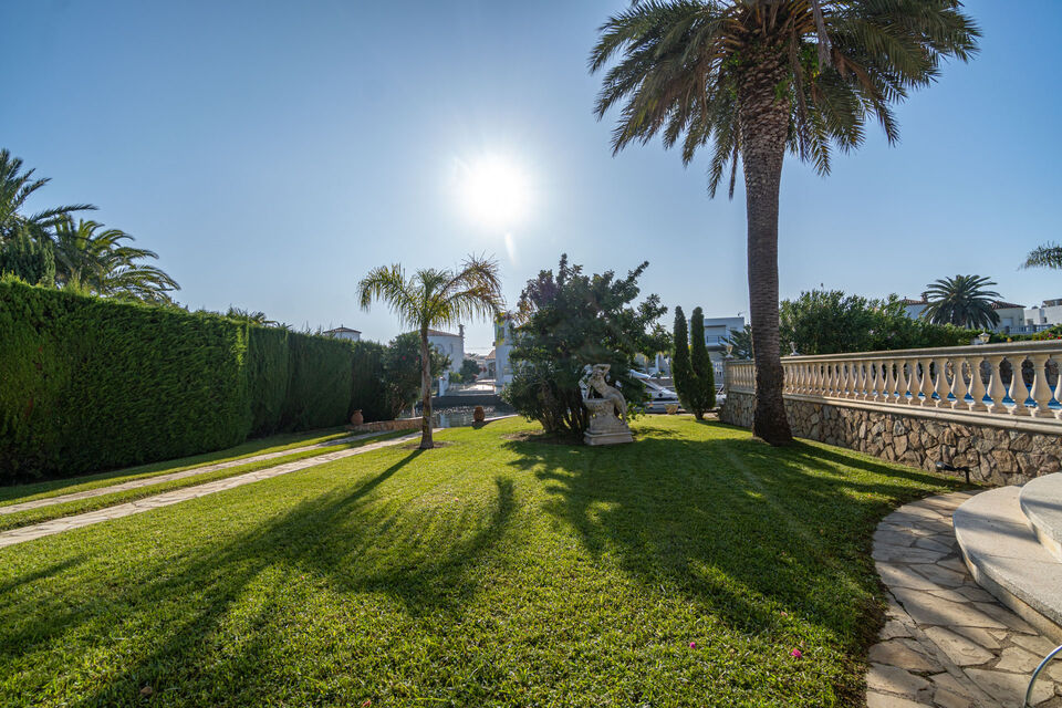 A vendre magnifique maison sur un large canal à Empuriabrava