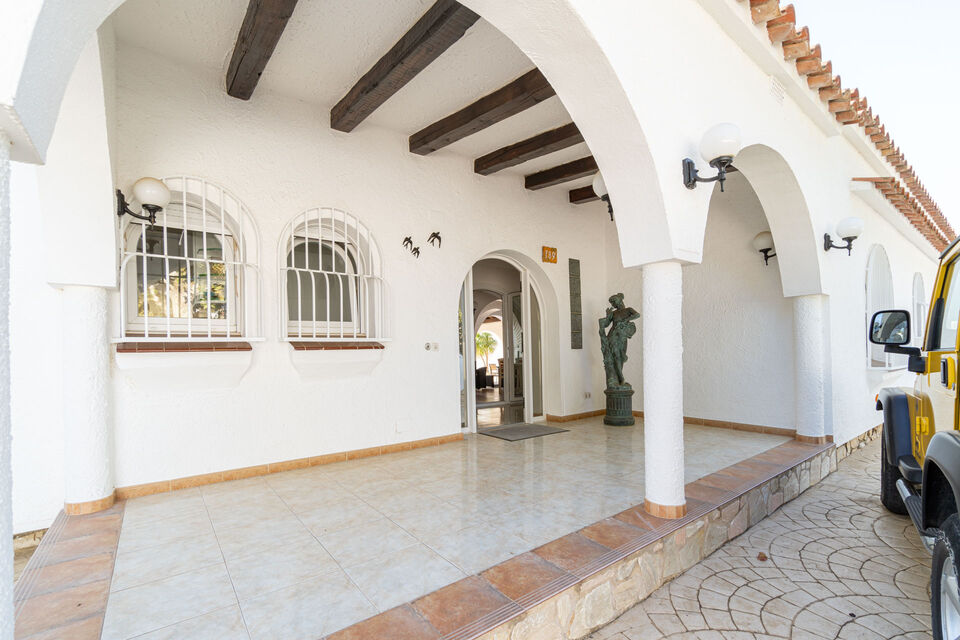 For sale magnificent house on a wide canal in Empuriabrava