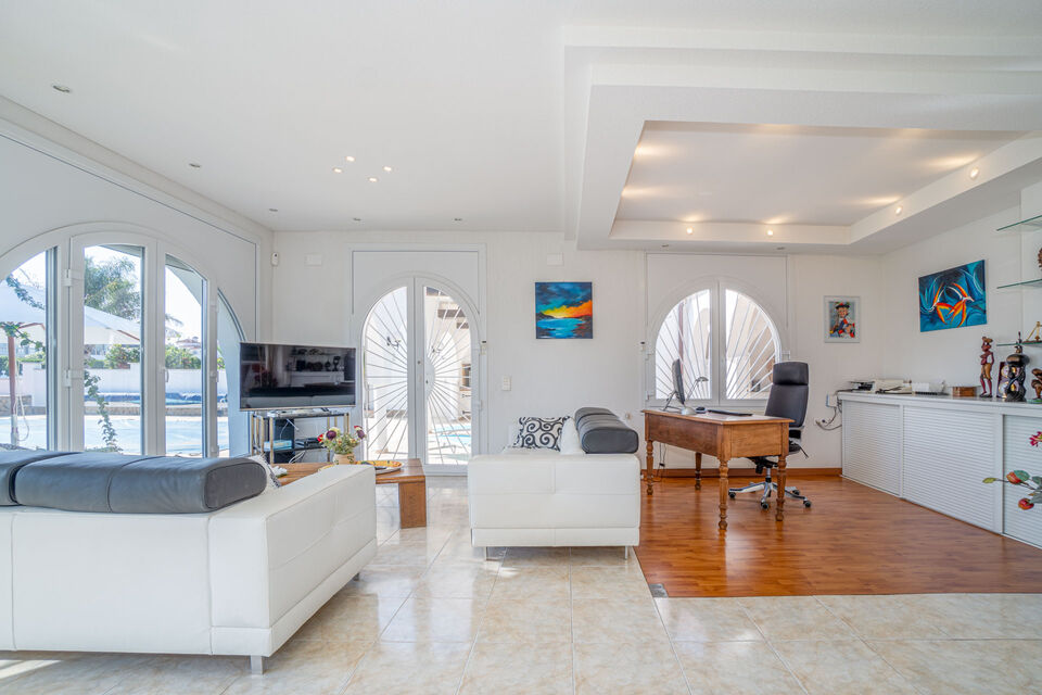 En venta magnifica casa en canal ancho en Empuriabrava