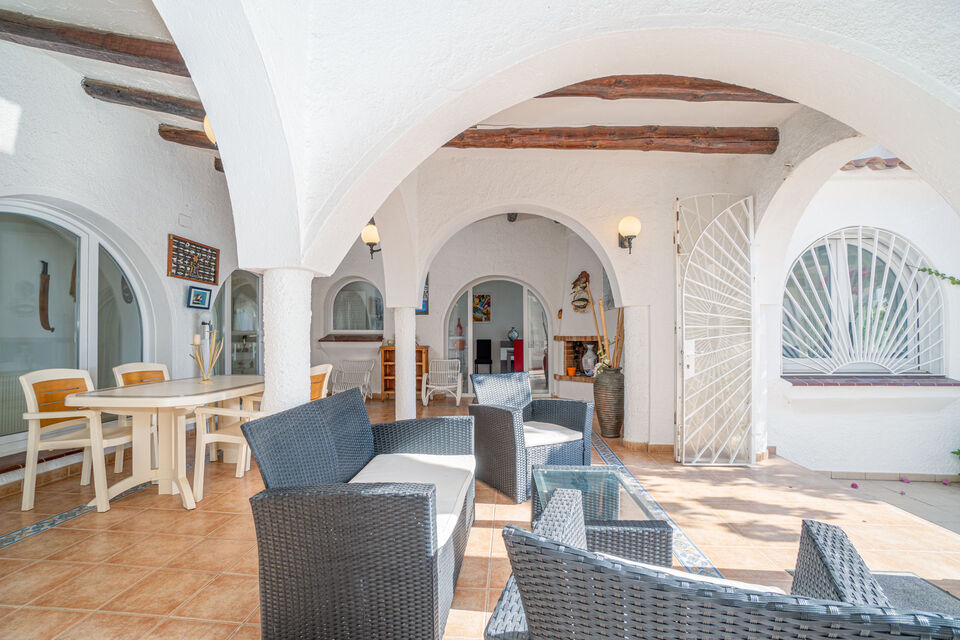 For sale magnificent house on a wide canal in Empuriabrava