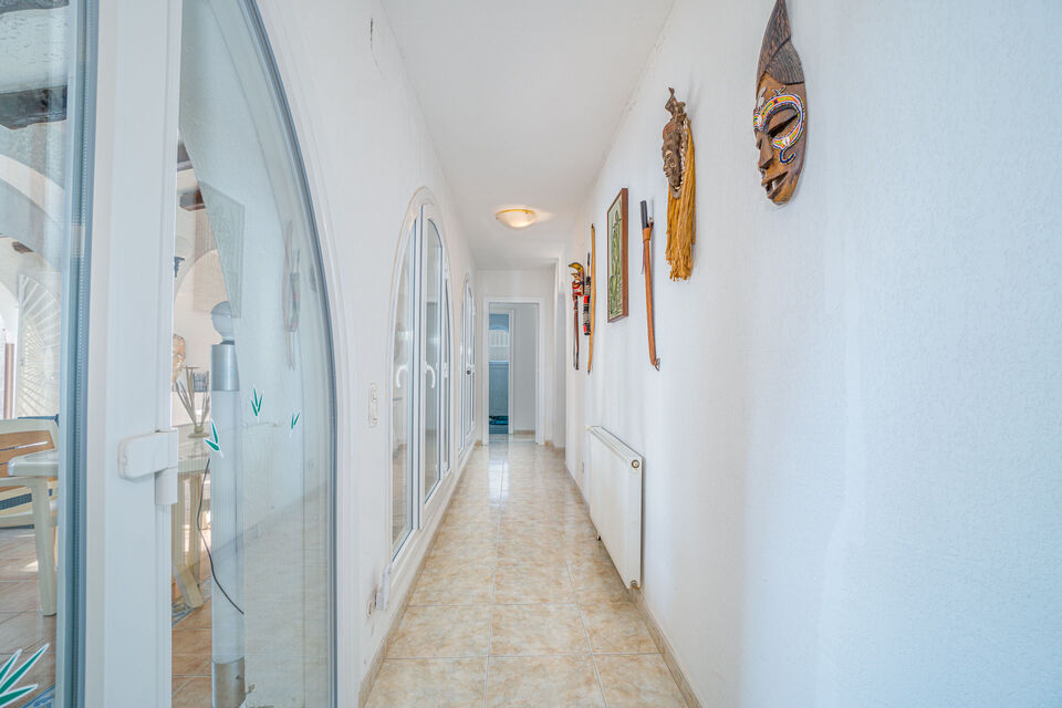 For sale magnificent house on a wide canal in Empuriabrava