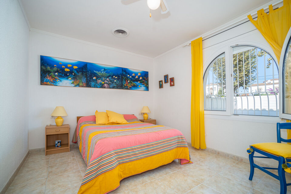 En venta magnifica casa en canal ancho en Empuriabrava