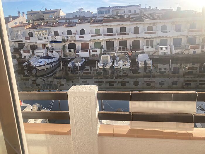 Studio avec vue sur le canal à vendre. Ne manquez pas cette opportunité!
