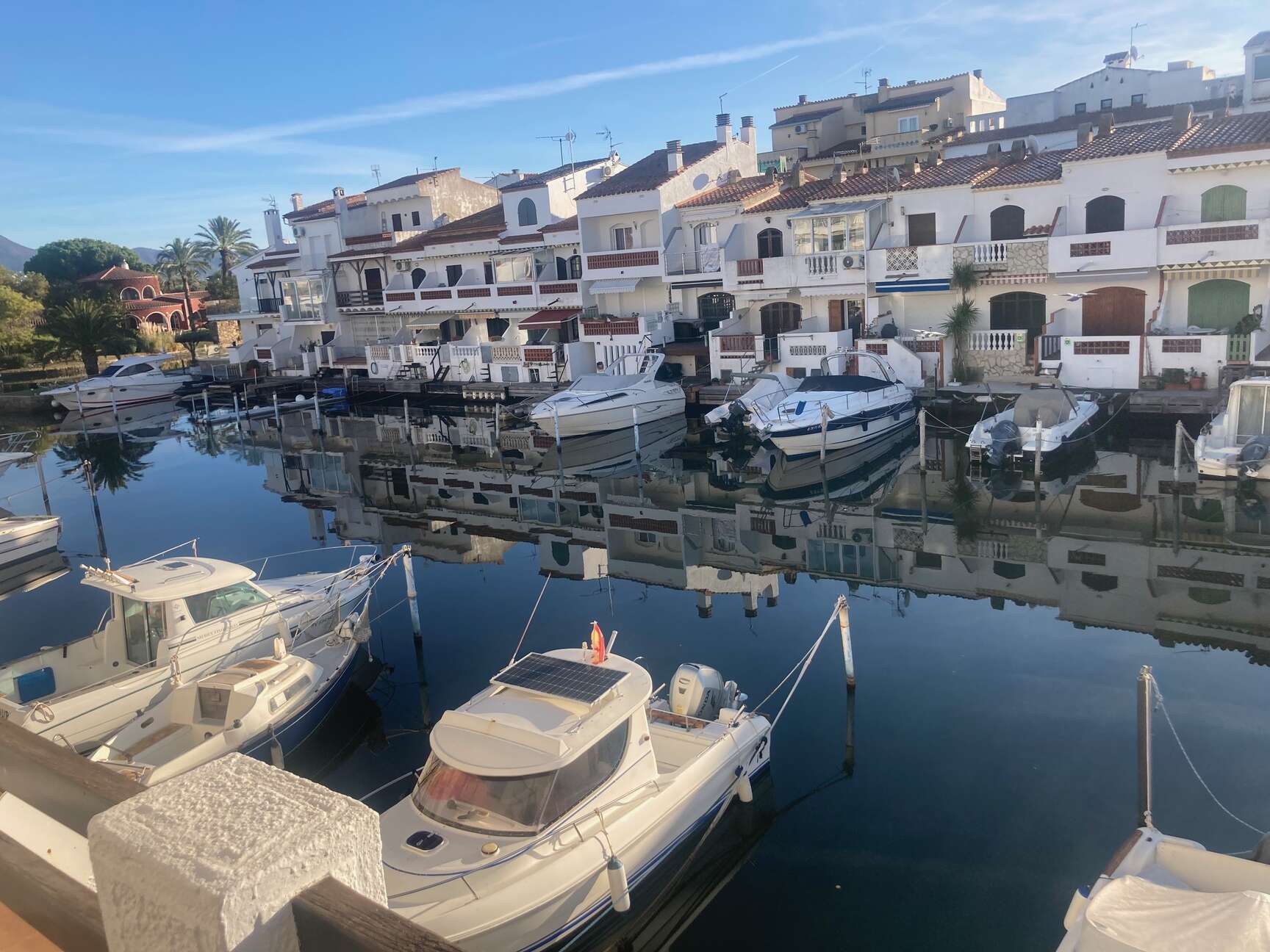 Studio avec vue canal à vendre idéal pour investissement.