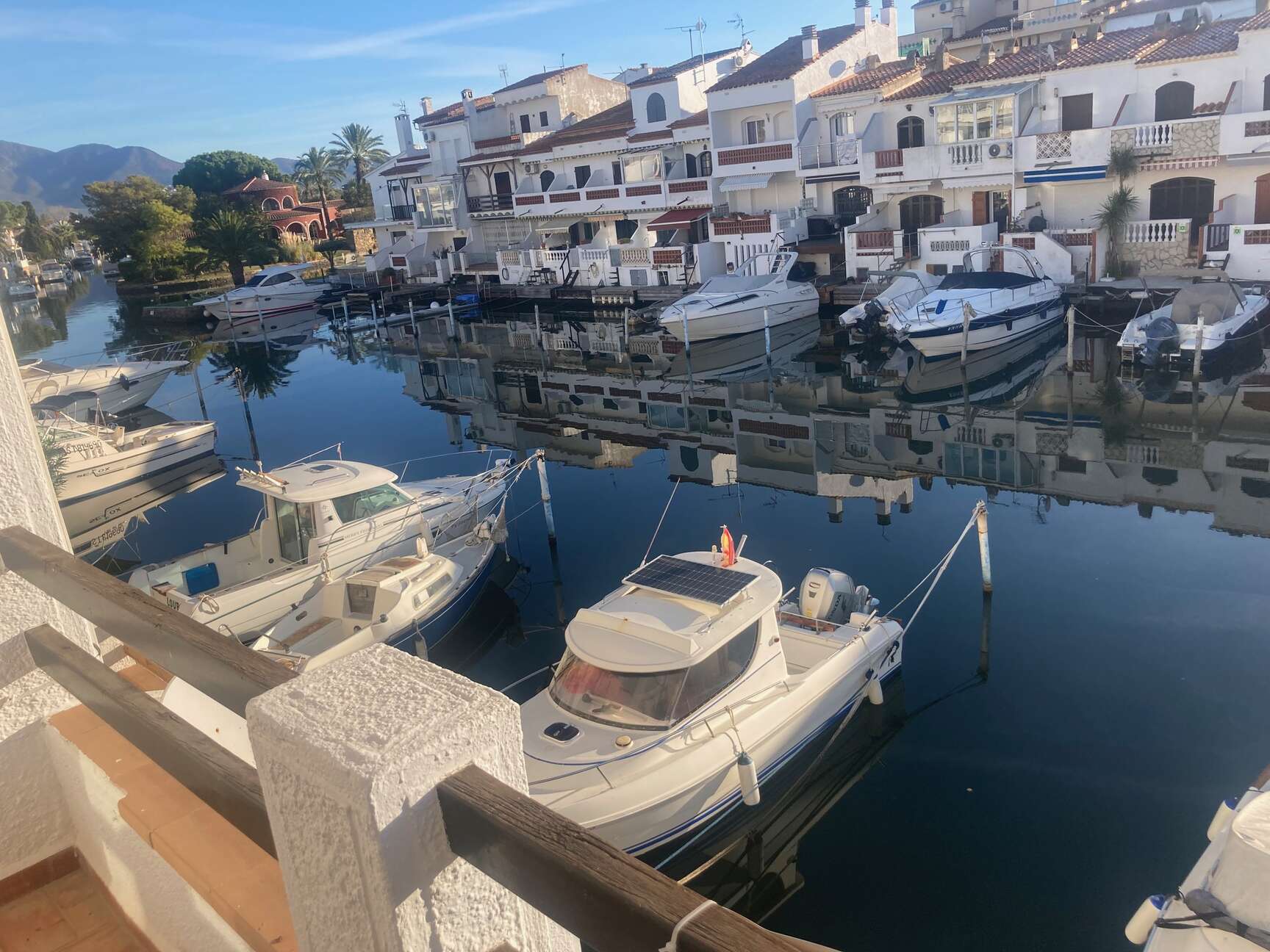 Studio avec vue canal à vendre idéal pour investissement.