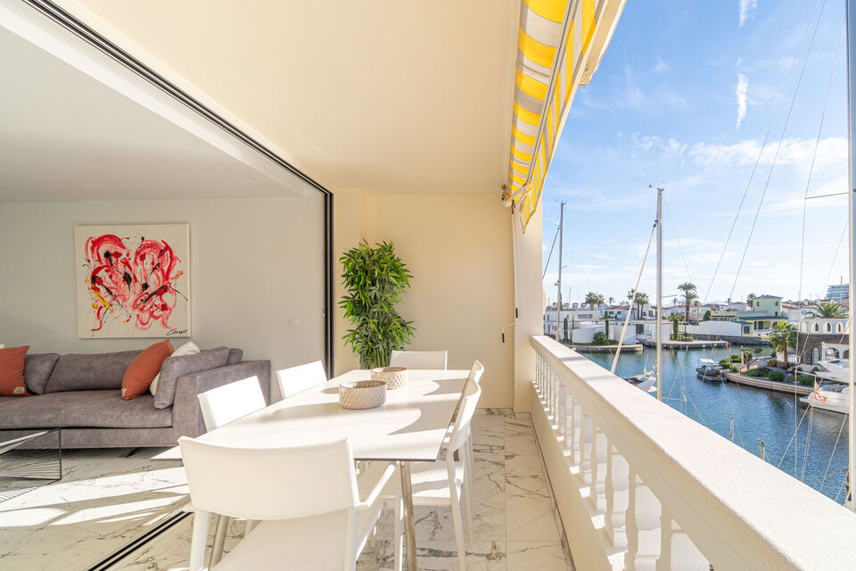 Fantástico apartamento completamente renovado en venta en Empuriabrava. HUT: SI